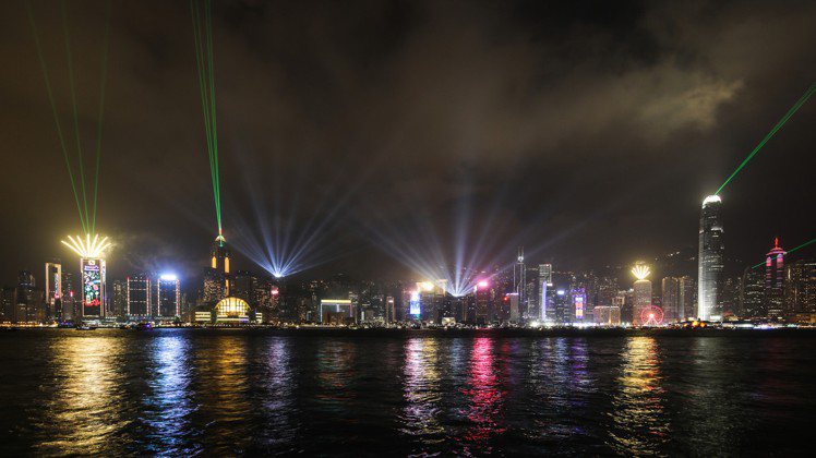 進入2022，香港藝術盛會呈現特別版「幻彩詠香江」，以射燈及激光，配合煙火效果照...
