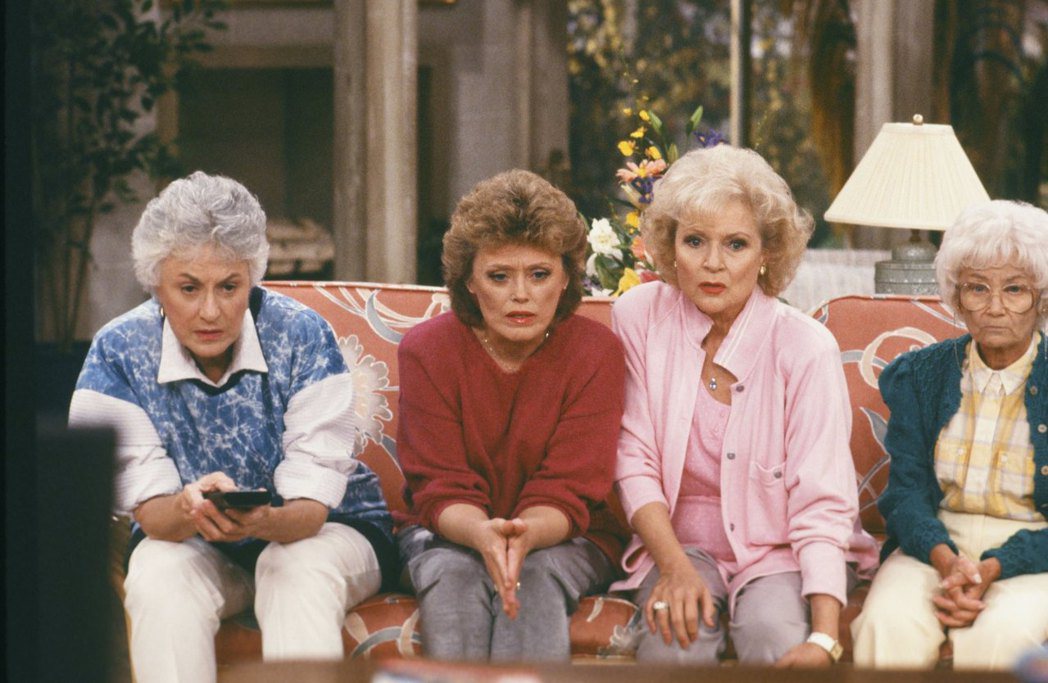 碧亞瑟（左起）、魯麥克蘭納漢、貝蒂懷特與艾絲黛蓋蒂主演的「黃金女郎」，是美國經典...
