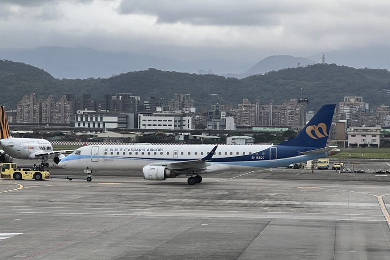 華信航空E190在執飛完最後一趟載客飛行後，將進廠維修準備，預計於2022年7月告別台灣天空。記者甘芝萁／攝影