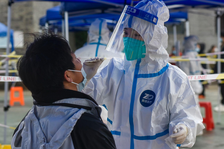 圖為浙江省寧波市醫護人員日前為民眾進行核酸檢測。新華社