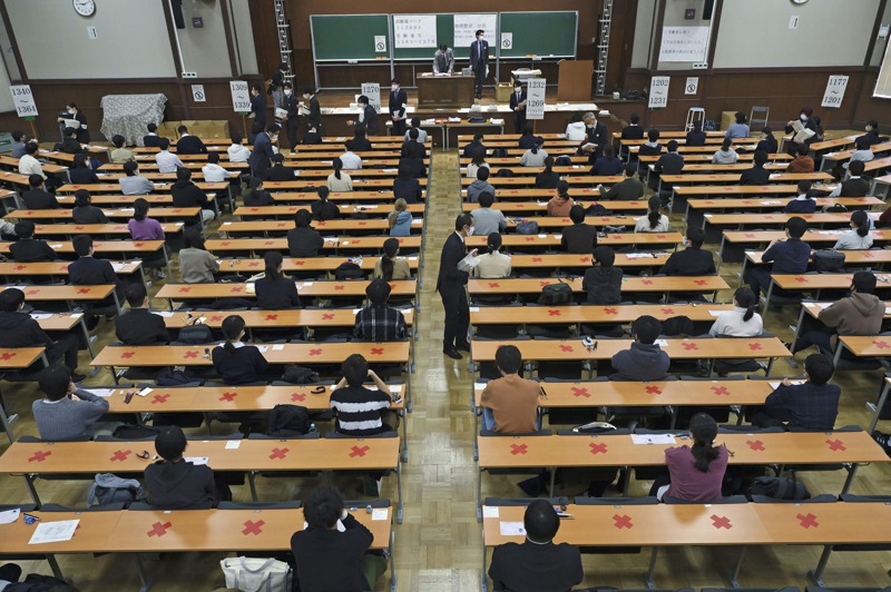 少子化海嘯來臨，日本私立大學校數持續成長，和台灣的大學一樣，面臨招生狀況不佳的窘境。美聯社