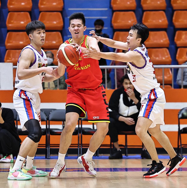 台銀隊周暐宸（中）以百分之百命中率拿下13分，助隊在新年首戰勝場開胡。圖／中華籃球協會提供