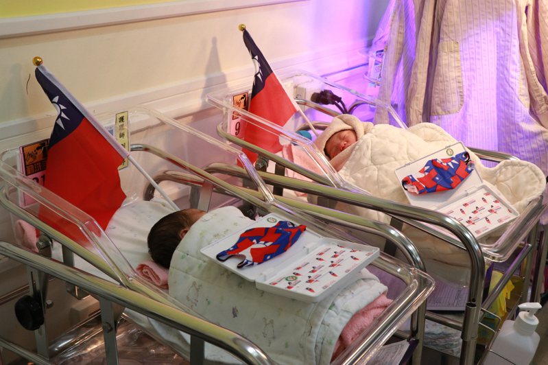 台中茂盛醫院今天喜迎元旦雙胞胎男寶寶。圖／台中茂盛醫院提供