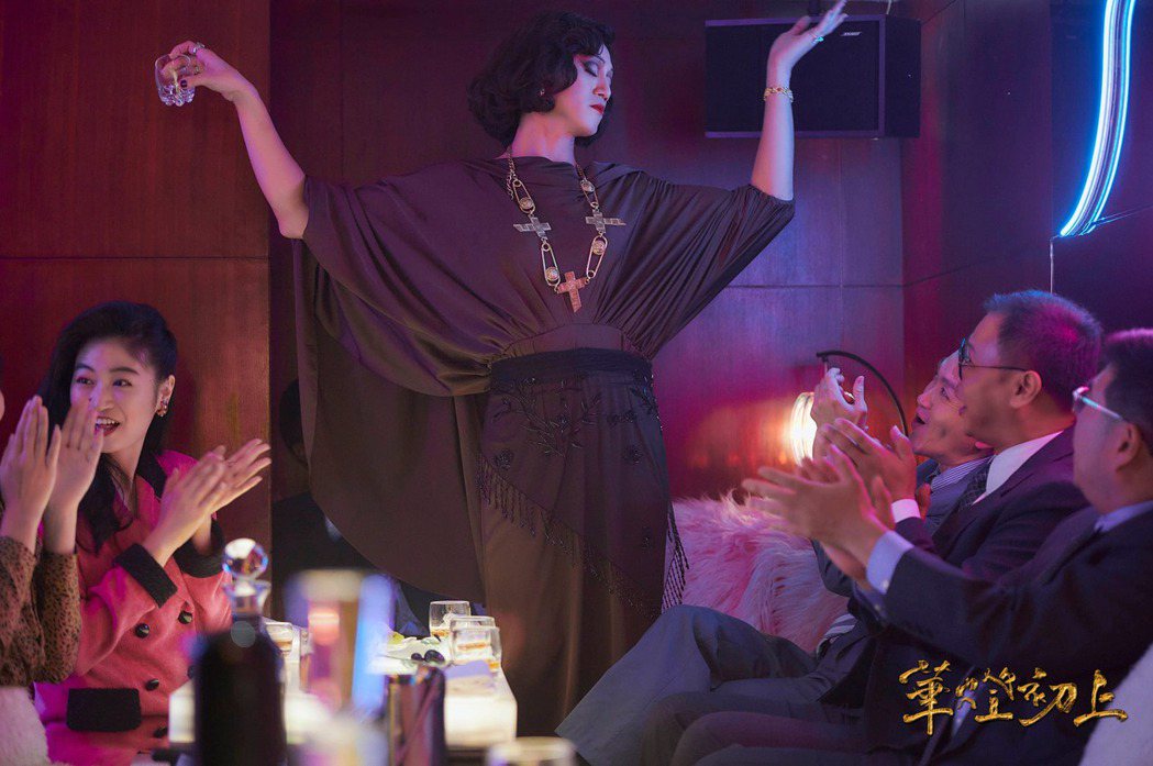 吳慷仁在「華燈初上」第二季客串演出男扮女裝的媽媽桑寶寶。 圖／擷自華燈初上臉書