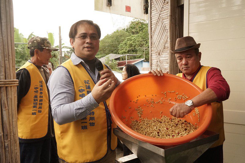 花蓮太魯閣族人戴豐秋（前左）平常是開業醫師，假日成為產銷班長，返鄉帶族人一起種咖啡。圖／聯合報系資料照片
