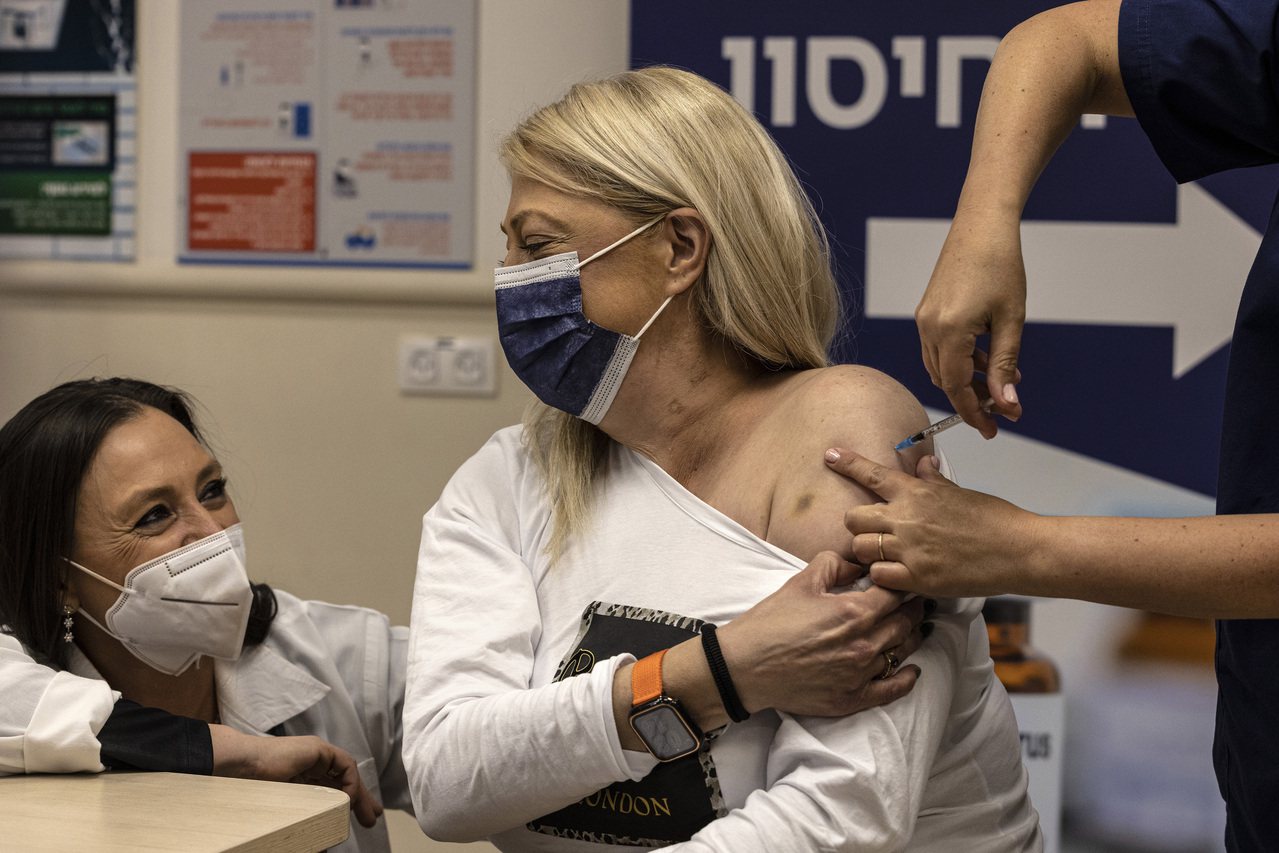 一名以色列婦人12月31日接種第4劑BNT疫苗。美聯社