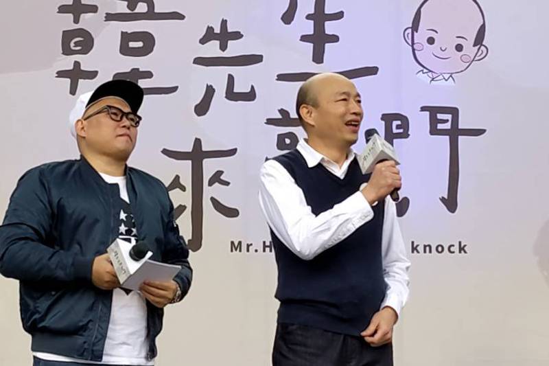 韓國瑜（右）今天辦新書見面會，他表示，台灣的希望不是在政治人物的高低，台灣的希望在於善良的人民、草根的力量與基層熱情，「支持國瑜就是支持這股良善的力量」。記者劉宛琳／攝影