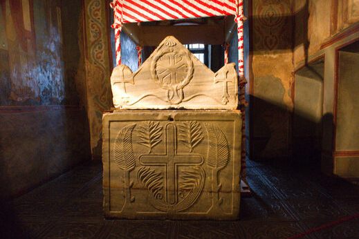 基輔大公「智者雅羅斯拉夫」在西元1054年去世後，他的遺骸被放在基輔聖索菲亞大教堂一具白色大理石石棺內（見圖），但2009年開棺，他的遺骸竟不見了。圖／公眾領域