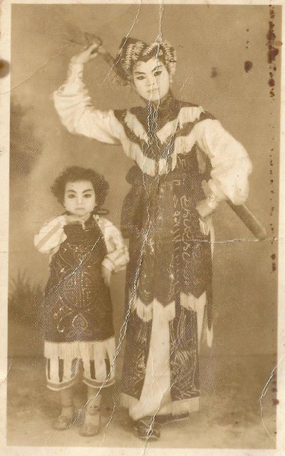 朱陸豪的母親(右)是養女，唱過客家大戲與歌仔戲，母子情感深厚。圖／朱陸豪提供