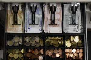 德國奧爾興市一間店家收銀機內的歐元紙鈔和硬幣。路透