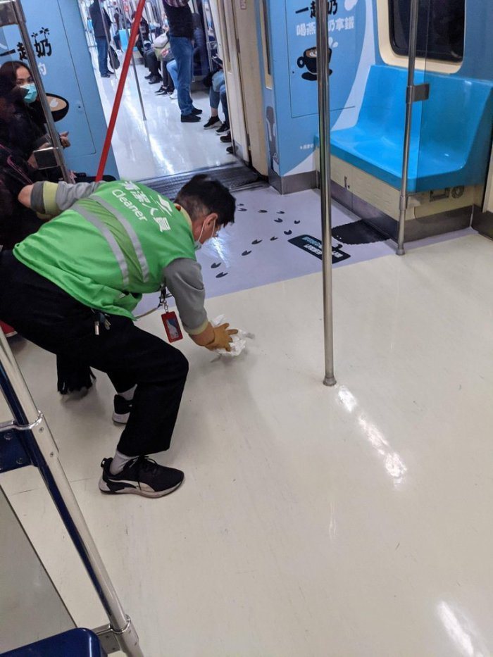 捷運清潔人員迅速清理打翻的奶茶，被網友稱讚敬業。 圖擷自Dcard