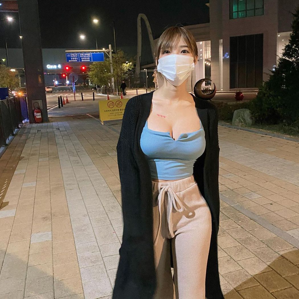 泰國「口罩正妹」Mina暴紅。 圖／擷自instagram。