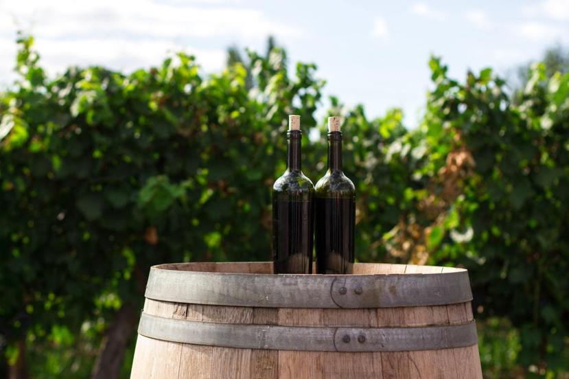 紅酒也稱為紅葡萄酒，屬於葡萄酒的一種，與白葡萄酒不同的是，紅酒釀造時是連皮一起發...