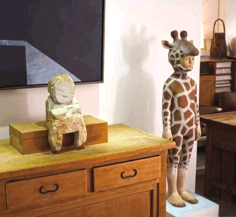 曾置於Peter林 家中的小泉悟雕塑；小泉悟  動物人-長頸鹿  木雕 顏料 樹脂