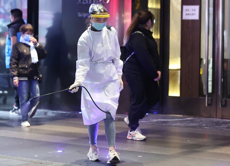 指揮中心昨天下午宣布台北市出現第三家疑似群聚感染的防疫旅館，防疫人員緊急至現場消毒，晚間再傳出三家防疫旅館也出現群聚。記者侯永全／攝影