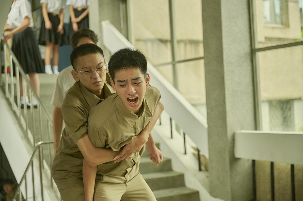 劉敬(右)演的吳子維在學校被霸凌，現實生活中則沒這經驗。圖／百聿提供