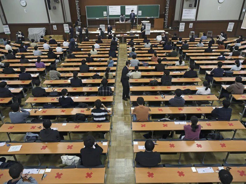 日本部分私立大學受少子化影響，瀕臨退場，該國政府為此推出「讓渡」制，鼓勵私校拆成不同學院，併入公校。美聯社