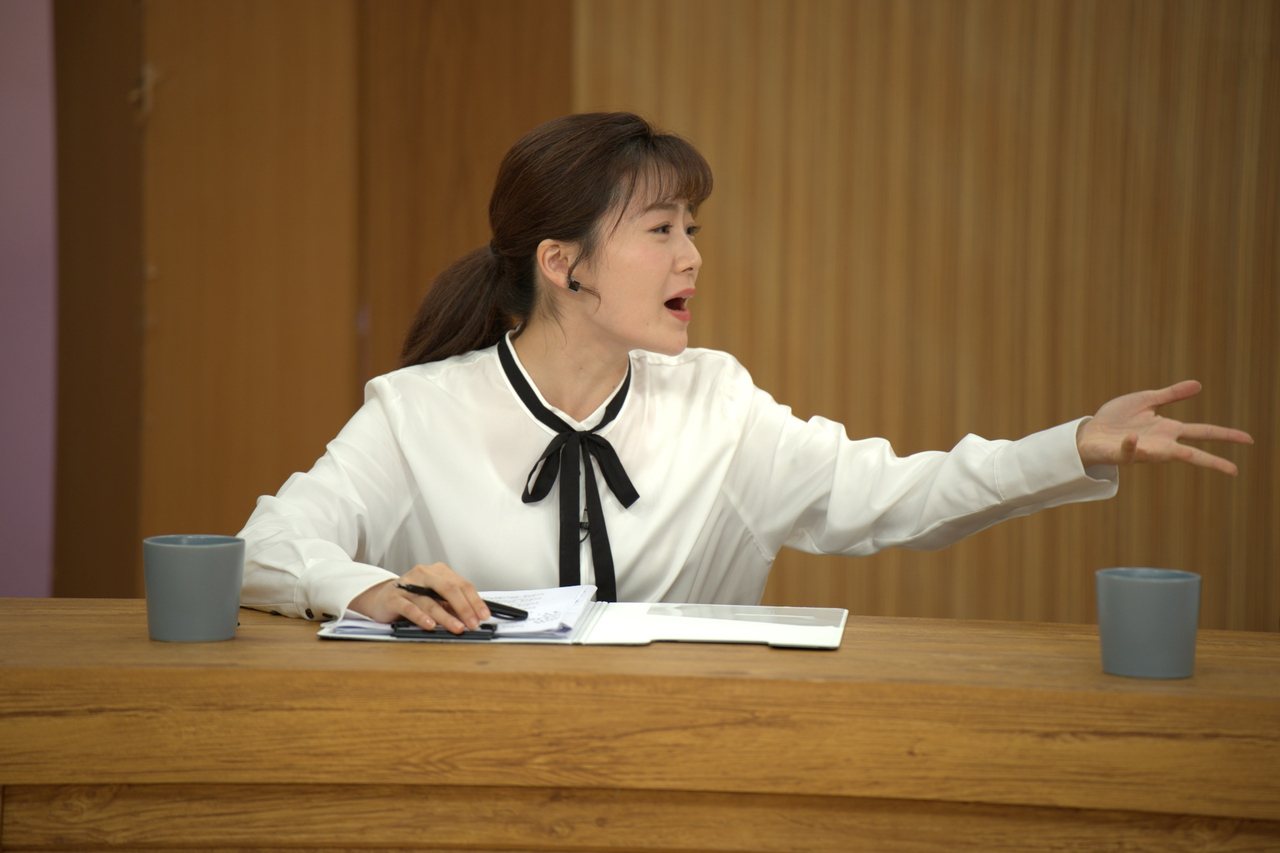 楊小黎飾演女政客 在劇中政論節目展現伶牙俐齒的一流嘴上功夫。圖／公視提供