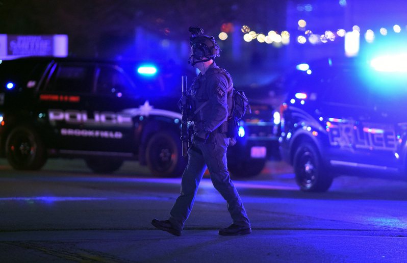 一名芝加哥武装员警去年12月23日接获枪击案通报后，抵达位于郊区的案发现场。（美联社）(photo:UDN)