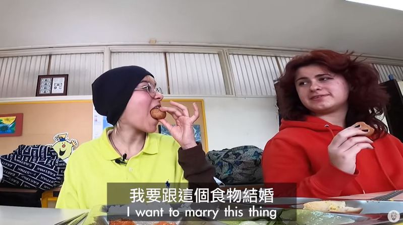 學生吃到「炸芋丸」表示想跟它結婚。圖／擷取自影片