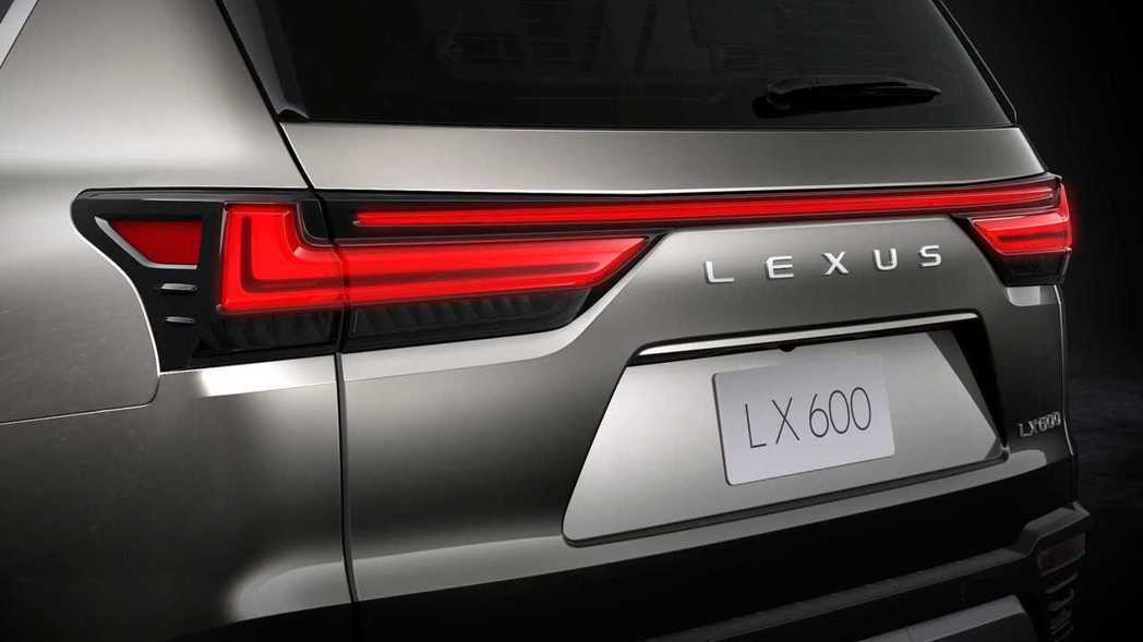 大改款LX也換上全新車尾家族識別設計。 圖／LEXUS提供