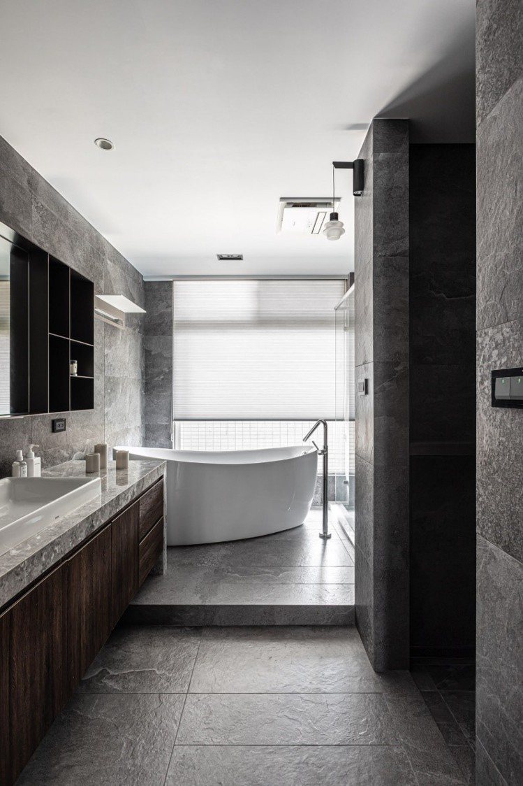 浴室使用風琴簾，透光不透影，營造療癒放鬆的時光。 圖／禾觀空間設計提供