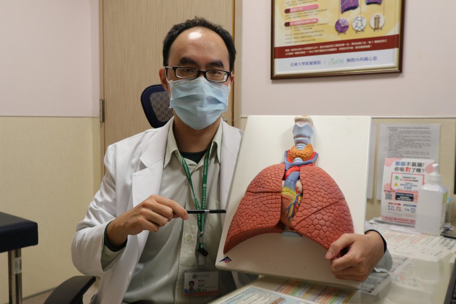 亞洲大學附屬醫院胸腔內科醫師謝逸安表示，高瘦男子要提高警覺，當出現呼吸困難或胸痛時，應盡早就醫，才能避免嚴重併發症。圖／亞洲大學附屬醫院提供
