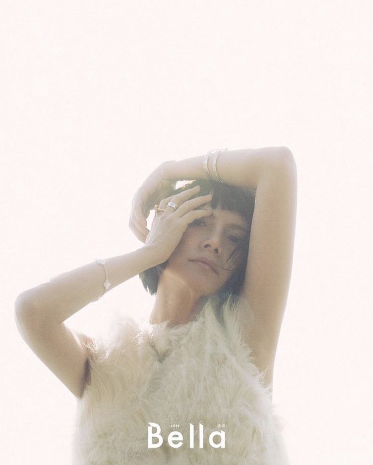 李心潔配戴梵克雅寶珠寶登上時尚雜誌BELLA的封面。圖／摘自IG