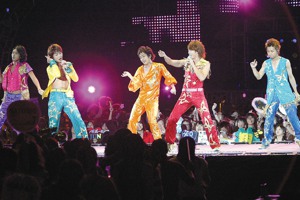 最近傳出傑尼斯演唱會黃牛票炒到60萬日圓。圖為2006年日本傑尼斯偶像團體嵐首度台北演唱會。圖／聯合報系資料照片
