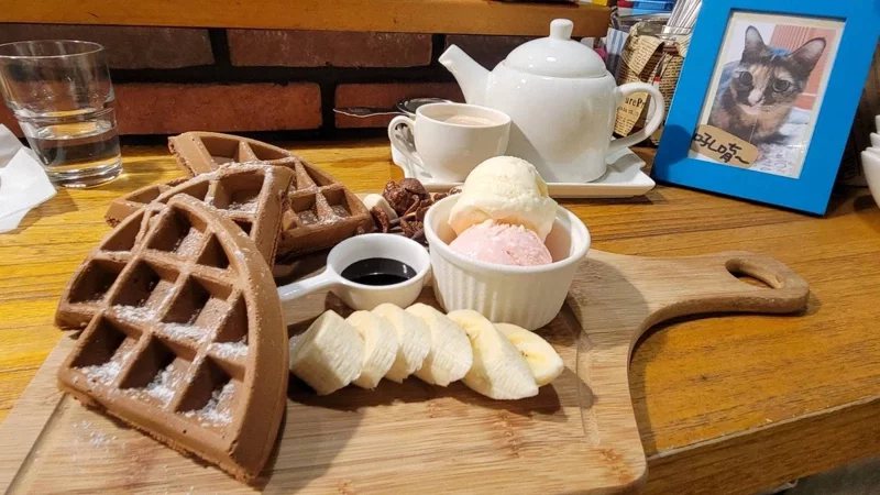 翁林‧林Café招牌巧克力香蕉鬆餅跟熱西藏燉奶茶。 圖／江婉儀 攝影