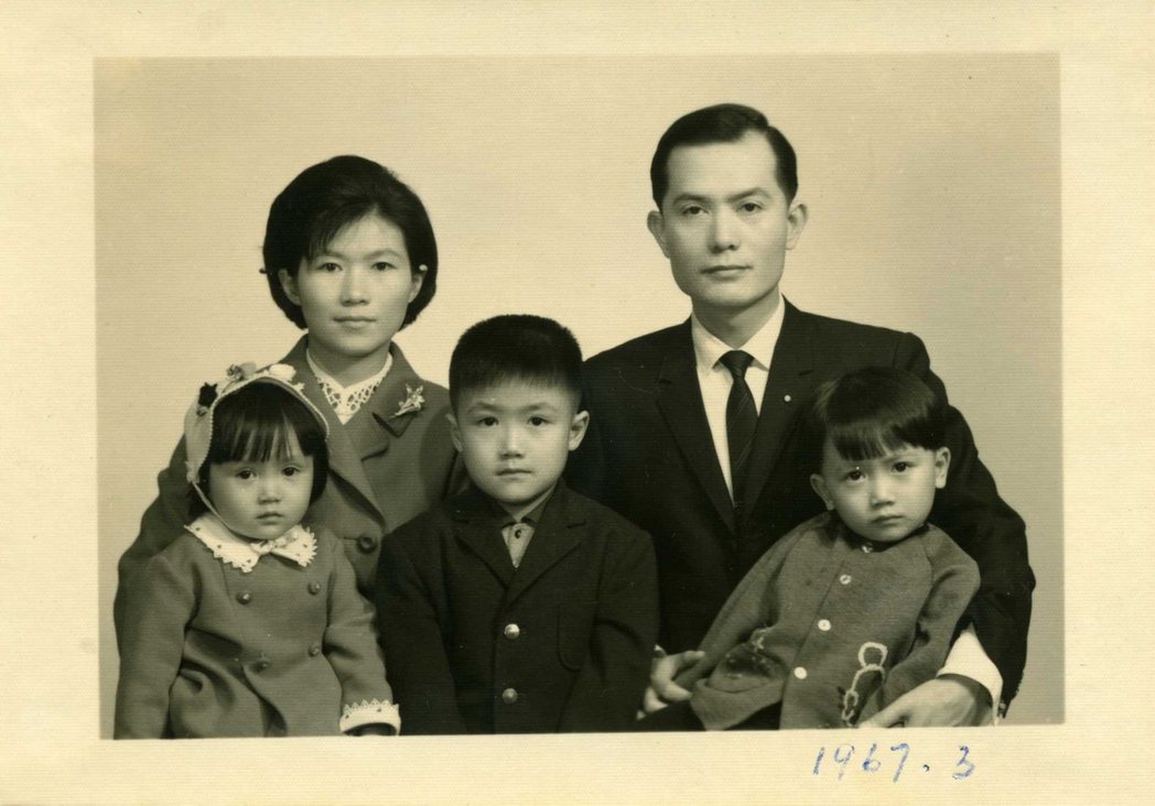 梁旅珠(左下)與父母及哥哥。圖／梁旅珠提供