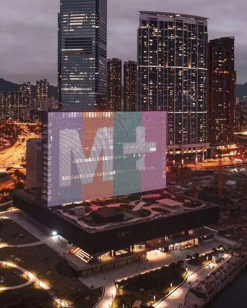 M+南面外牆設有LED，令這座博物館成為香港城市面貌中別樹一幟的風景，為香港璀璨的夜景增添活力