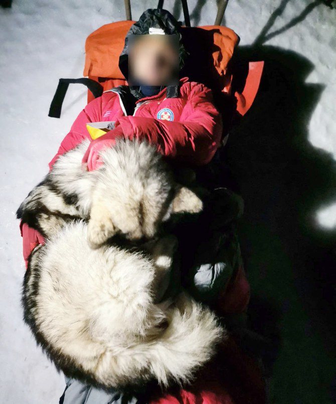 克羅埃西亞當地媒體報導，一隻忠心的阿拉斯加雪橇犬隨主人一起登山，不料主人意外受傷受困，狗狗這時選擇躺在主人身上長達13個小時以防他失溫，最終更雙雙獲救。法新社
