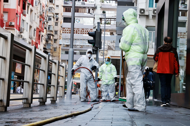 香港傳出可能也已經出現新冠疫情社區傳播，圖為防疫人員4日在街頭進行清潔消毒。香港中通社