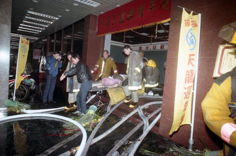 開幕正值1周年的台北市天龍三溫暖，1991年1月6日晚間舉行週年慶時突然起火。圖為現場搶救情形。圖／聯合報系資料照片