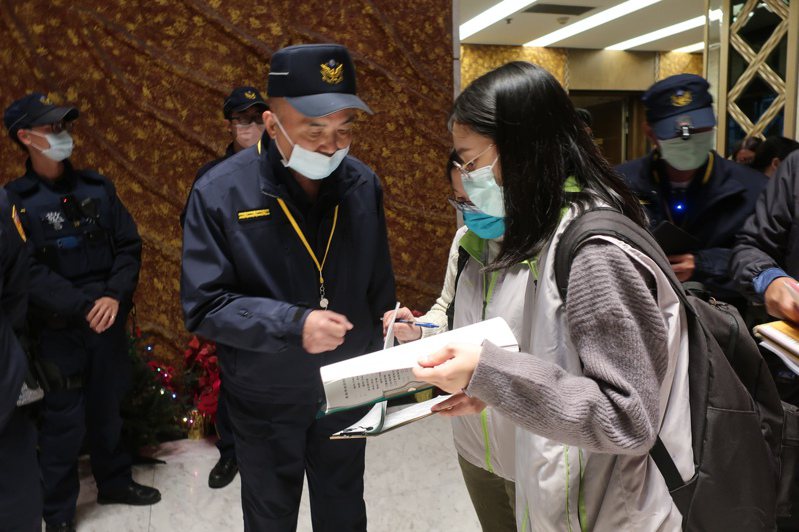 台南市政府聯合稽查小組昨晚前往八大行業稽查員工是否有打滿兩劑疫苗，結果當場查到5人違規。圖／衛生局提供