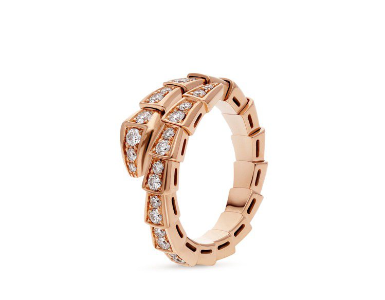 Krystal配戴的BVLGARI Serpenti Viper玫瑰金單圈鑲鑽戒指，約22萬0,800元。圖／寶格麗提供