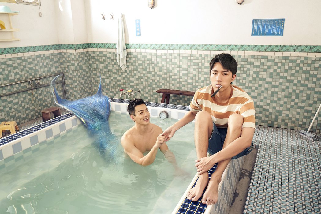 蔡凡熙(右)與禾浩辰在「我家浴缸的二三事」中飾演相愛相殺的新寵物關係。圖／羚邦集團提供