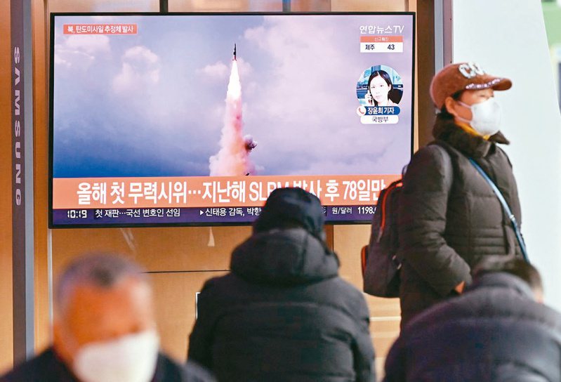 ➡北韩五日在东部海域发射的不明飞行物体，已被证实为弹道飞弹，日本政府研判已落入日本专属经济海域外侧。图为南韩电视台新闻快报。（法新社）(photo:UDN)