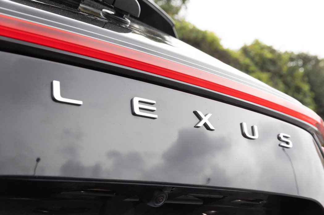 品牌第一台在車尾採用「L E X U S」字母的車款。 記者陳立凱／攝影