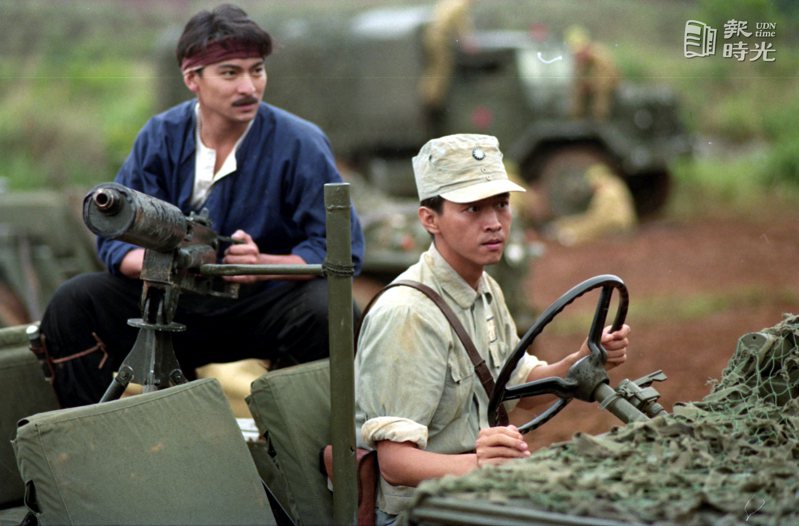 電影「異域」拍攝現場，圖為演員庹宗華(右)、劉德華(左)。日期：1991/4/22．攝影：楊海光．來源：聯合報