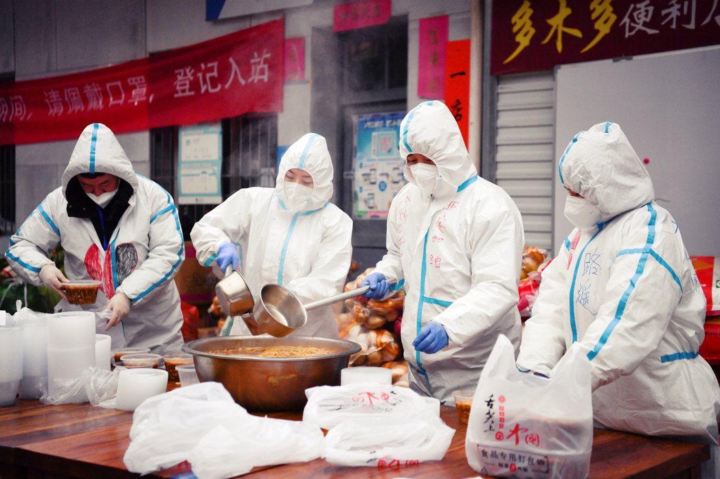 圖為西安的志工們正在準備食物提供給需要人士。西安防疫當局降低標準的自圓其說，中國...
