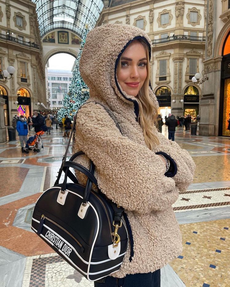 Chiara Ferragni搶先拎上Dior Vibe系列保齡球包，身穿米白色...