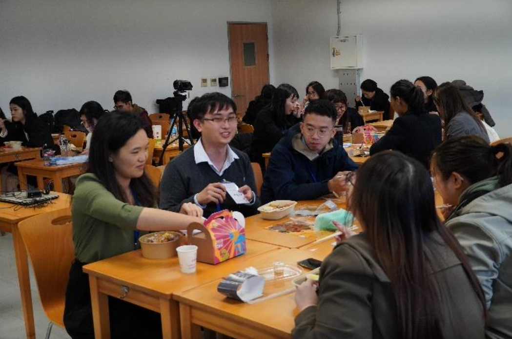 研究生交流餐會：研究生齊聚一堂，互相認識、交流。 台灣華語文教學學會/提供