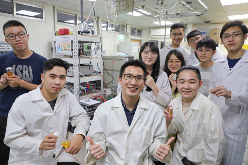 台灣科技大學副教授江偉宏的團隊研究微電漿技術，並開發新型材料製程，除了可應用在奈米材料，還可用來合成石墨烯等相關材料，對未來量子產業提供有效的材料合成技術。中央社