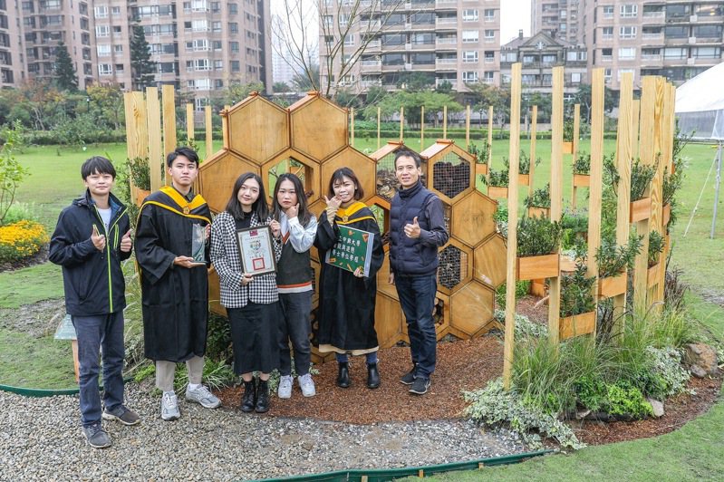 今年第一名作品是「大地蜜語」 ，該團隊說，作品以「蜜蜂的角度」 為出發點，發展出以地景、氣候為主的蜂巢空間。圖／新北市景觀處提供