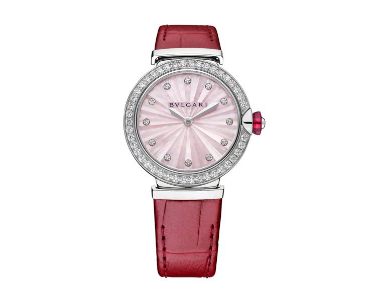 BVLGARI 2022農曆新年特款LVCEA精鋼鑲鑽粉紅珍珠母貝腕表，約29萬2,700元。圖／寶格麗提供