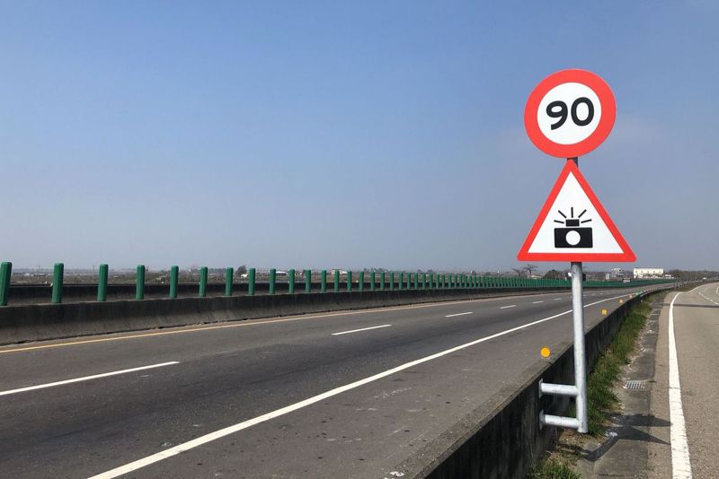 西濱快速公路設置的測速照相警告標誌，就是俗稱警52標誌。圖／警方提供