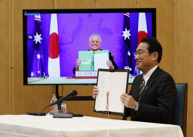 日本首相岸田文雄和澳洲總理莫里森6日舉行視訊會議，並且簽署日本自衛隊和澳洲國防軍進行聯合訓練和應對災害相關的「互惠准入協定」。美聯社