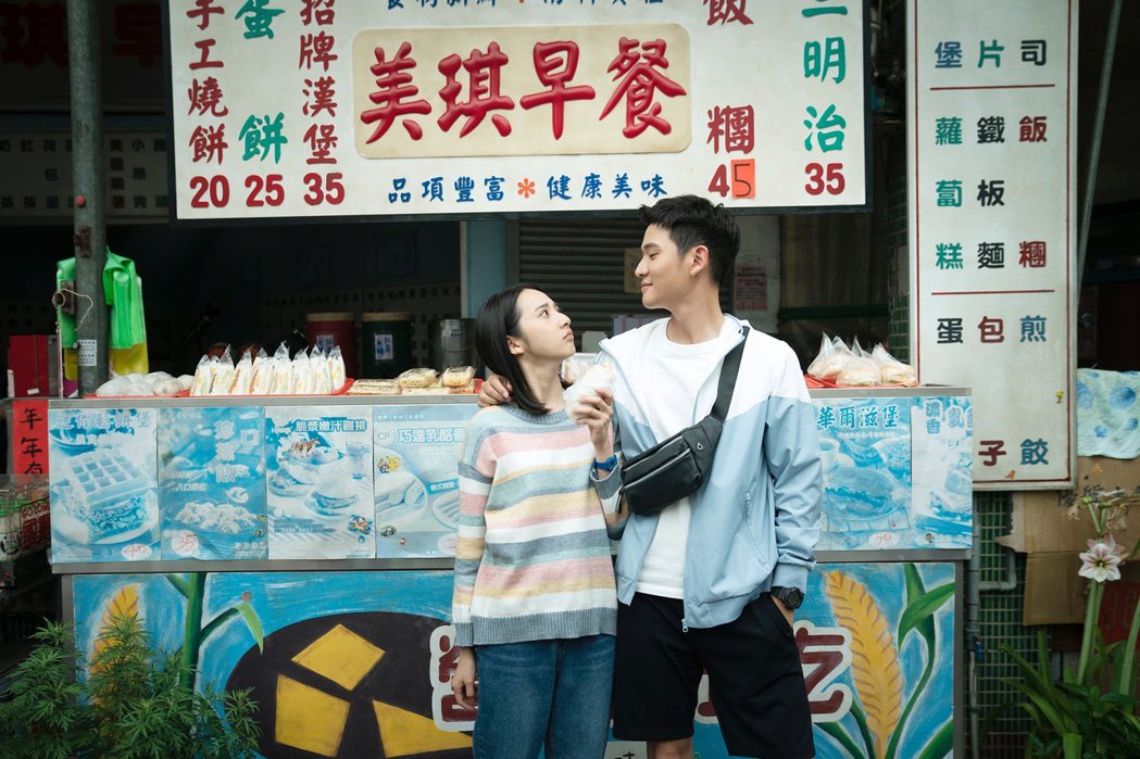 李沐(左)和周興哲(右)主演真實愛情故事改編電影「我吃了那男孩一整年的早餐」。圖／華映提供